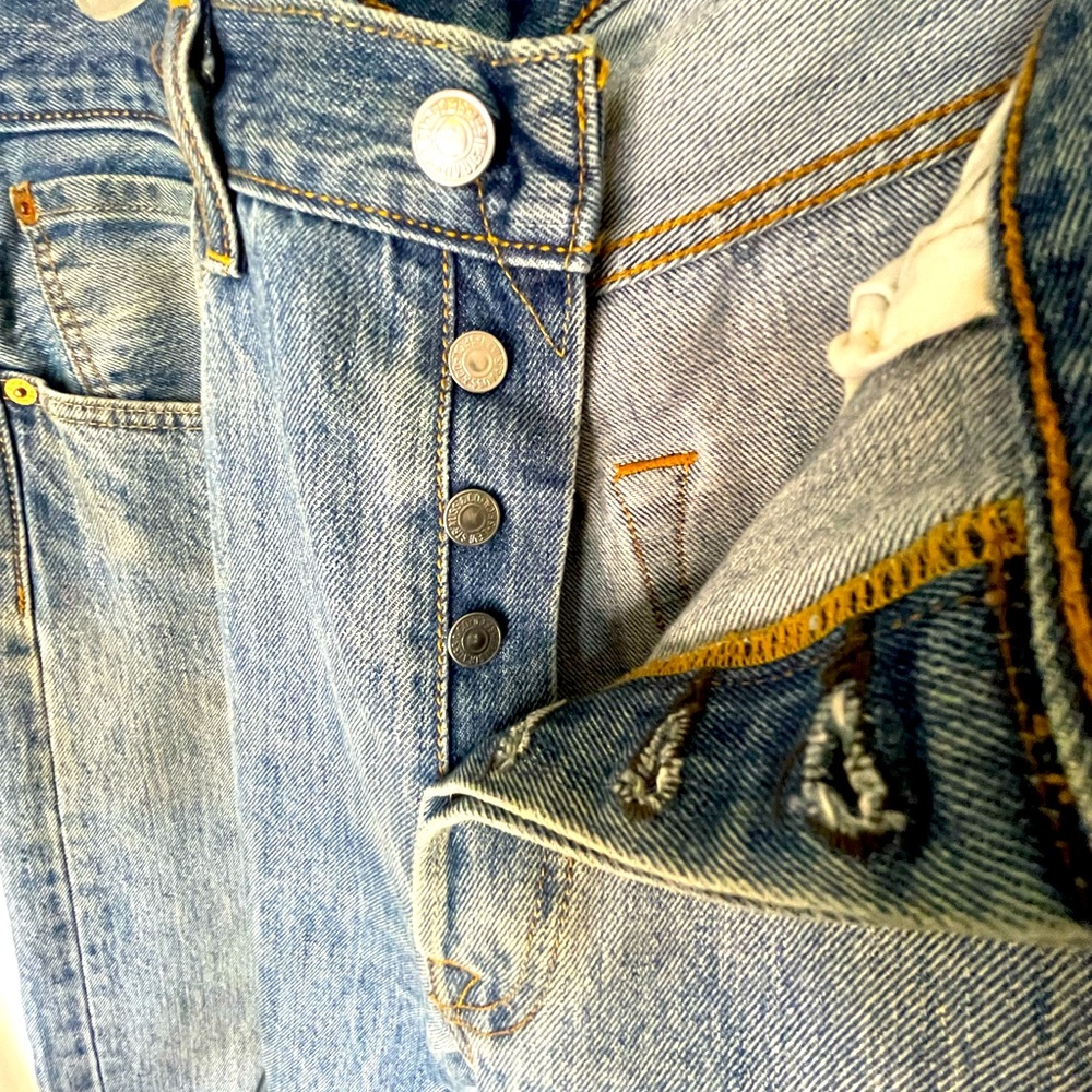 Mens Levi’s 501 button fly Jeans. Size 34x32